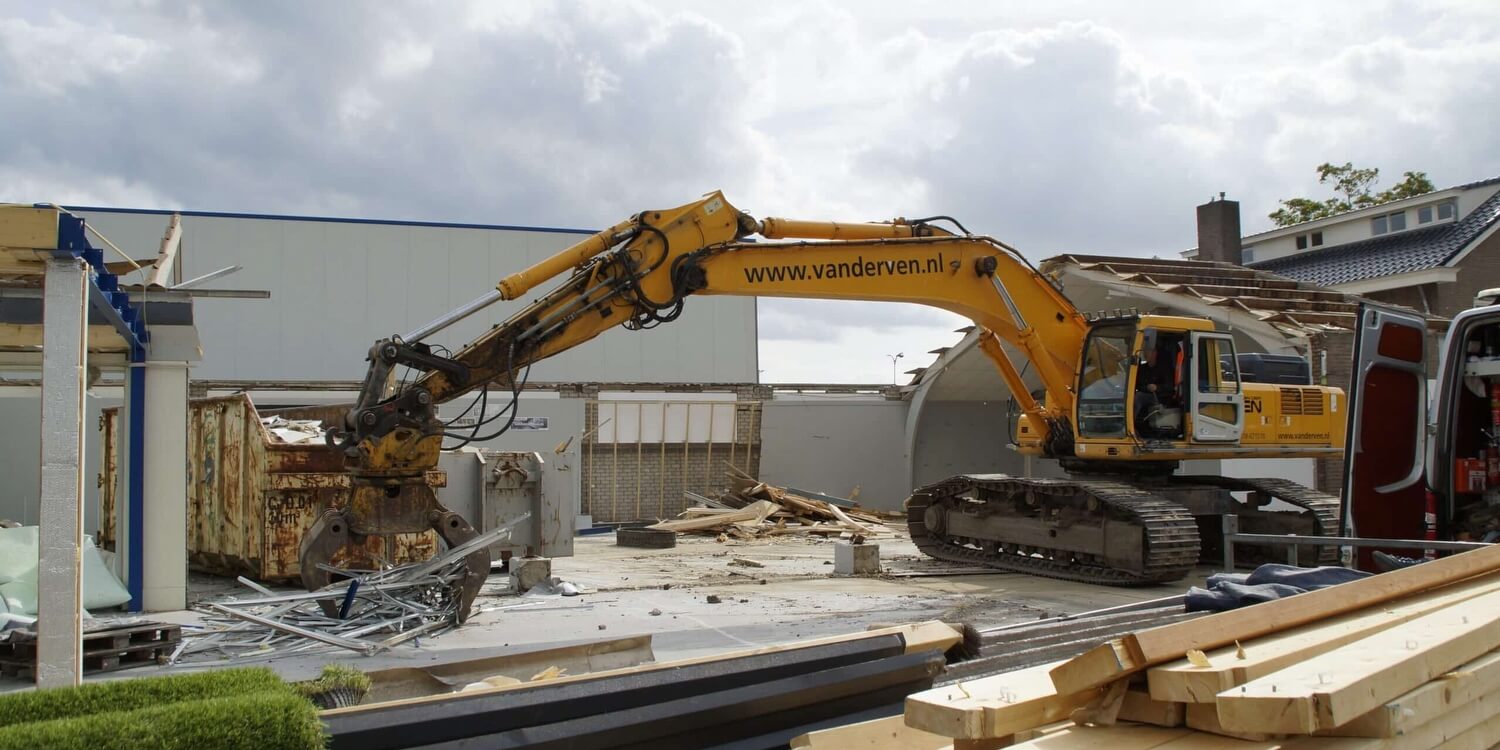 De sloop van de oude winkel in Zaltbommel
